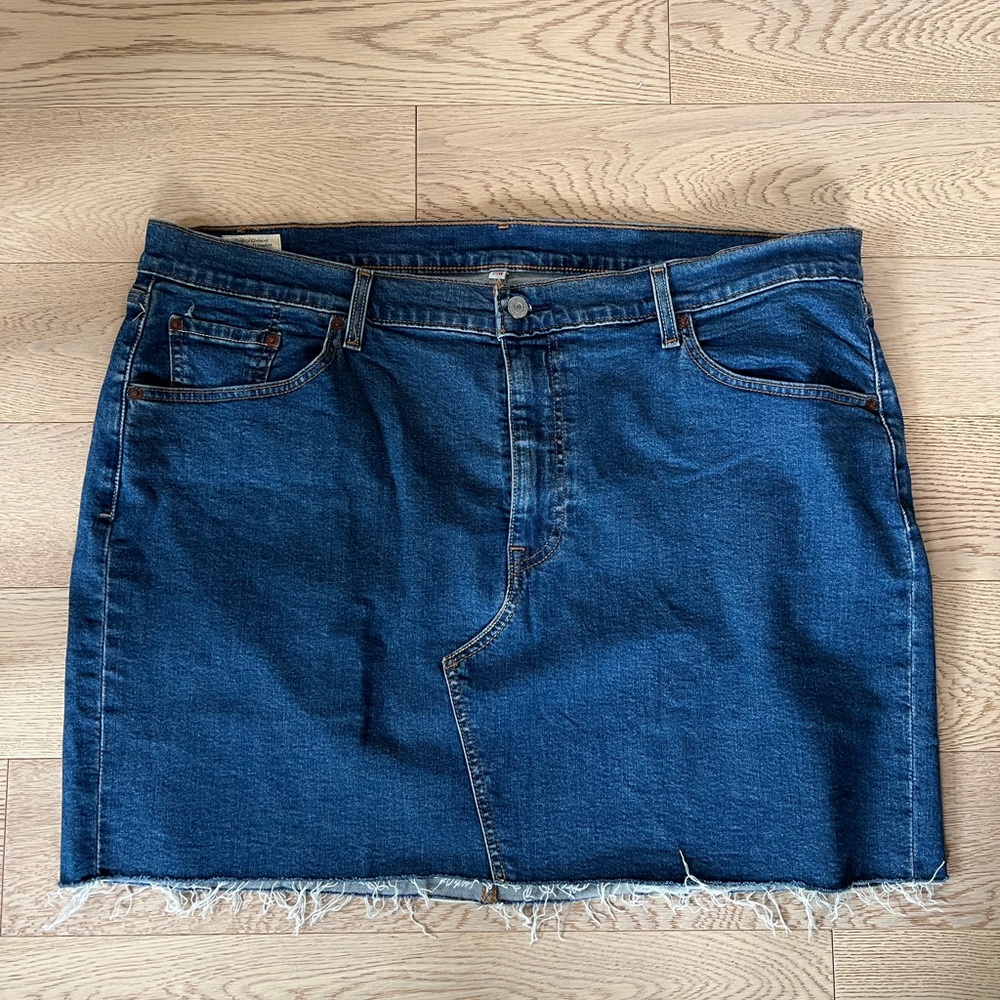 Levi’s Plus Size mid length denim skirt, size 20W